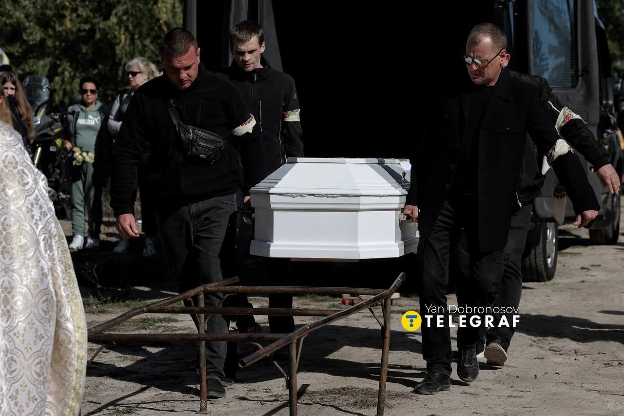 Похорон під гуркіт байків: Вишгород попрощався з 14-річним Іллею Гончаровим фото 2
