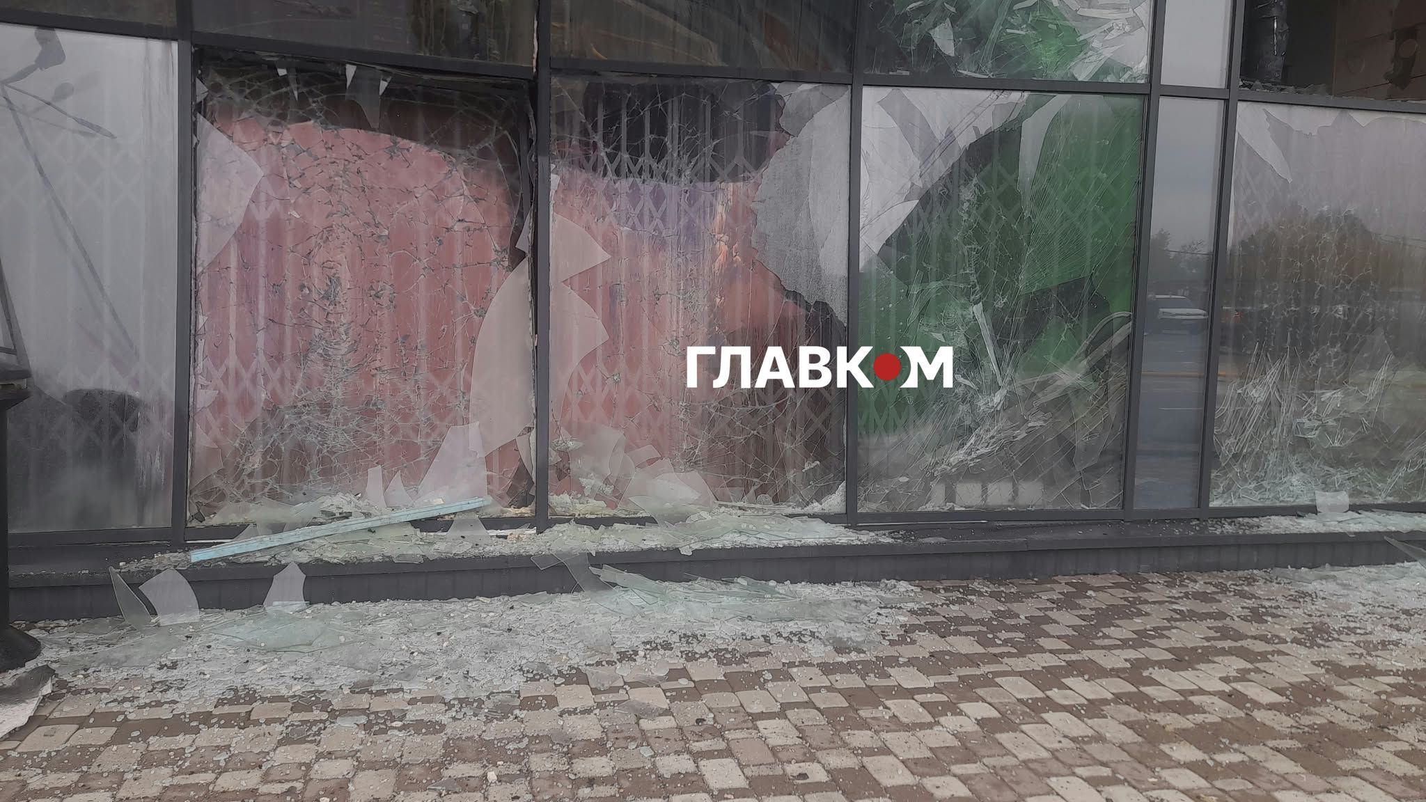 Фасад ритейл-парку «Почайна» після атаки РФ