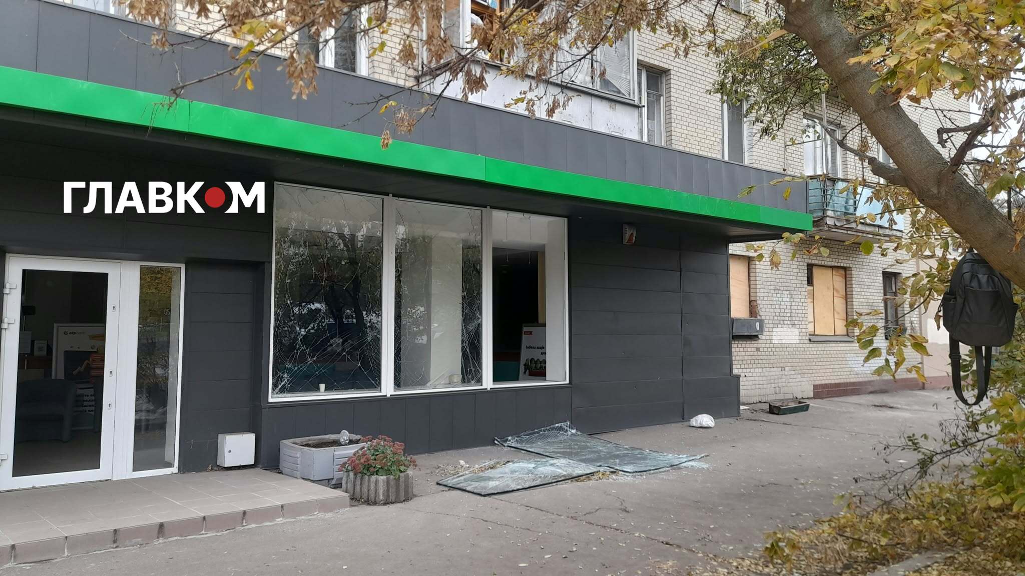 Вибиті вікна у сусідній з багатоповерхівкою будівлі