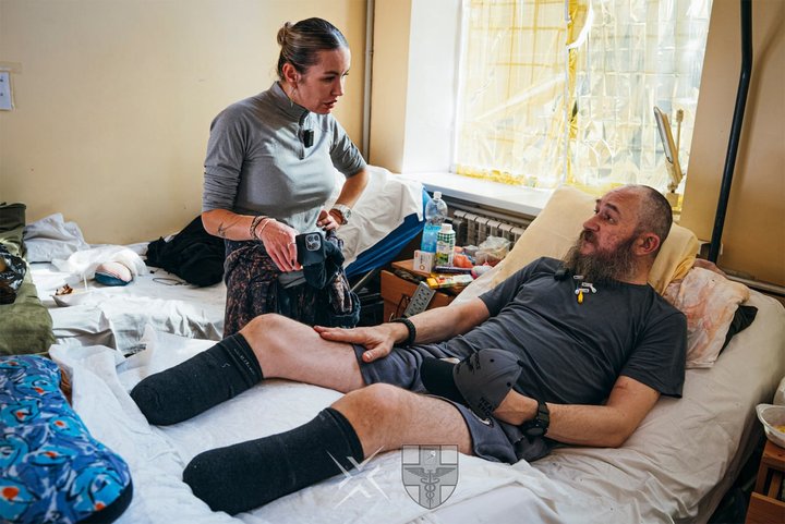 Костянтин, якого евакуювали з Куп'янського напрямку гексакоптером «Аюдаг», перебуває у госпіталі у Харкові. 