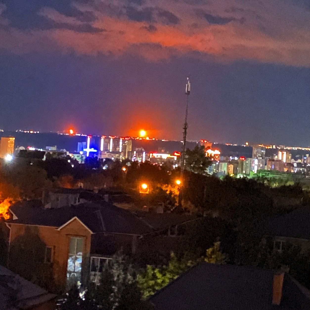 Дрони знову вдарили по Південному мосту в Києві, Волгоград під атакою: головне за ніч 2 жовтня фото 1