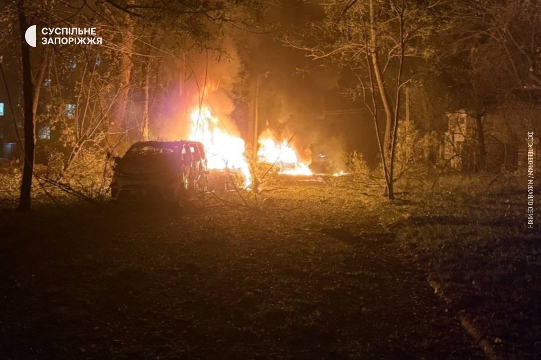 Росіяни вдарили по будинку в Запоріжжі: під завалами можуть бути люди  фото 3