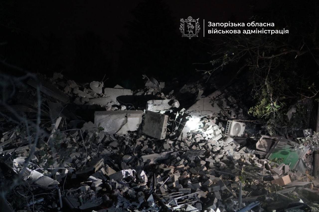 Росіяни вдарили по будинку в Запоріжжі: під завалами можуть бути люди  фото 1