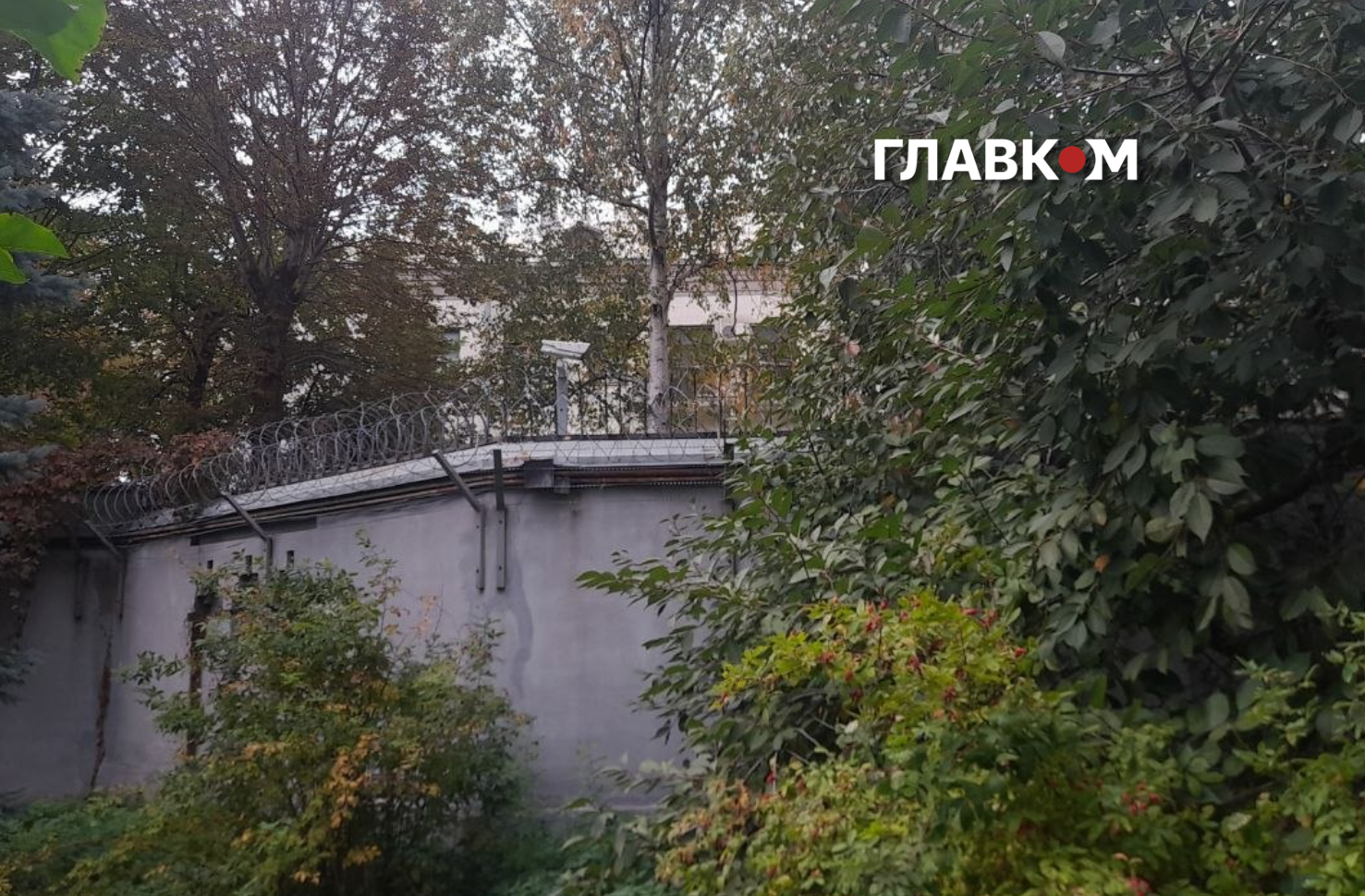 На воротах колишнього посольства РФ встановлені камери