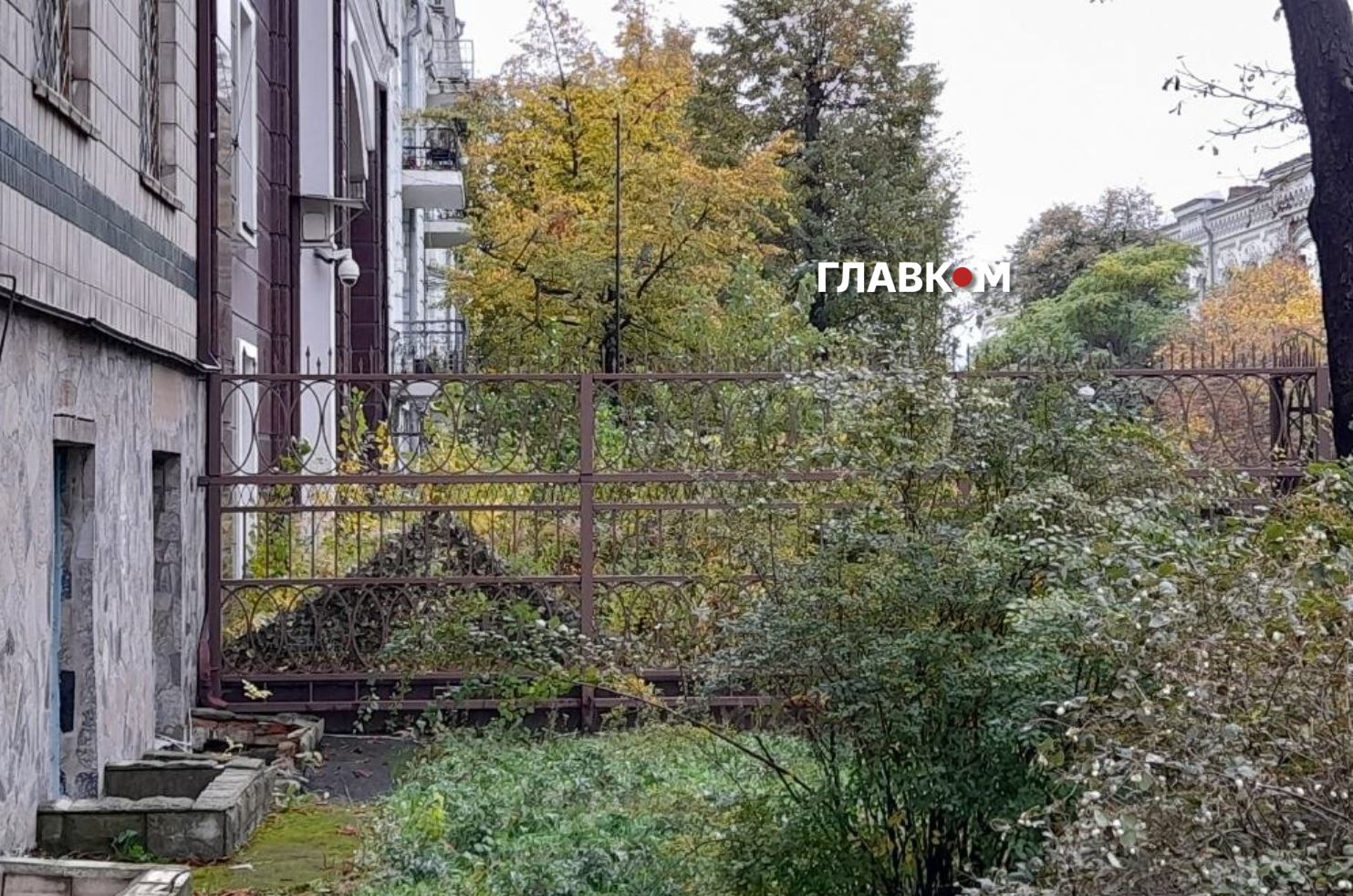 Занедбане подвір'я колишнього посольства Білорусі в Києві