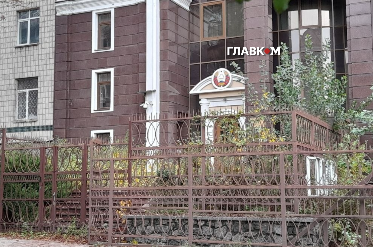 Вхід до колишнього посольства Білорусі в Києві