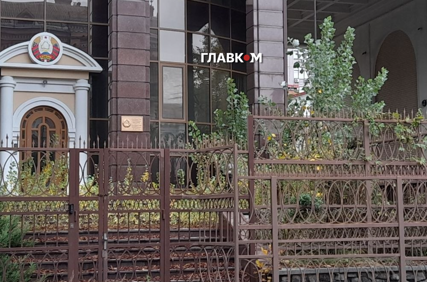 Територія колишнього посольства Білорусі в Києві заросла кущами, на сходах лежить опале листя