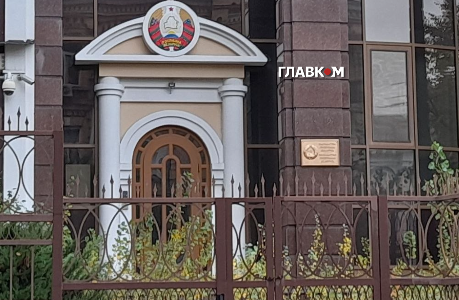 Над входом зберігся державний герб Білорусі