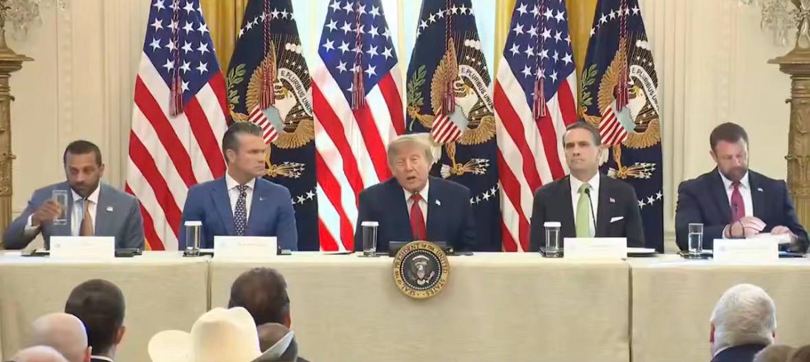 Дональд Трамп під час зустрічі з представниками адміністрації США в Білому домі.