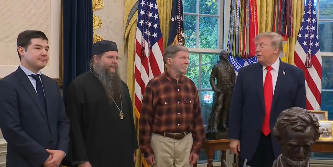 Дональд Трамп і звільнений із російського ув'язнення американець Стівен Хаббард під час зустрічі в Білому домі.
