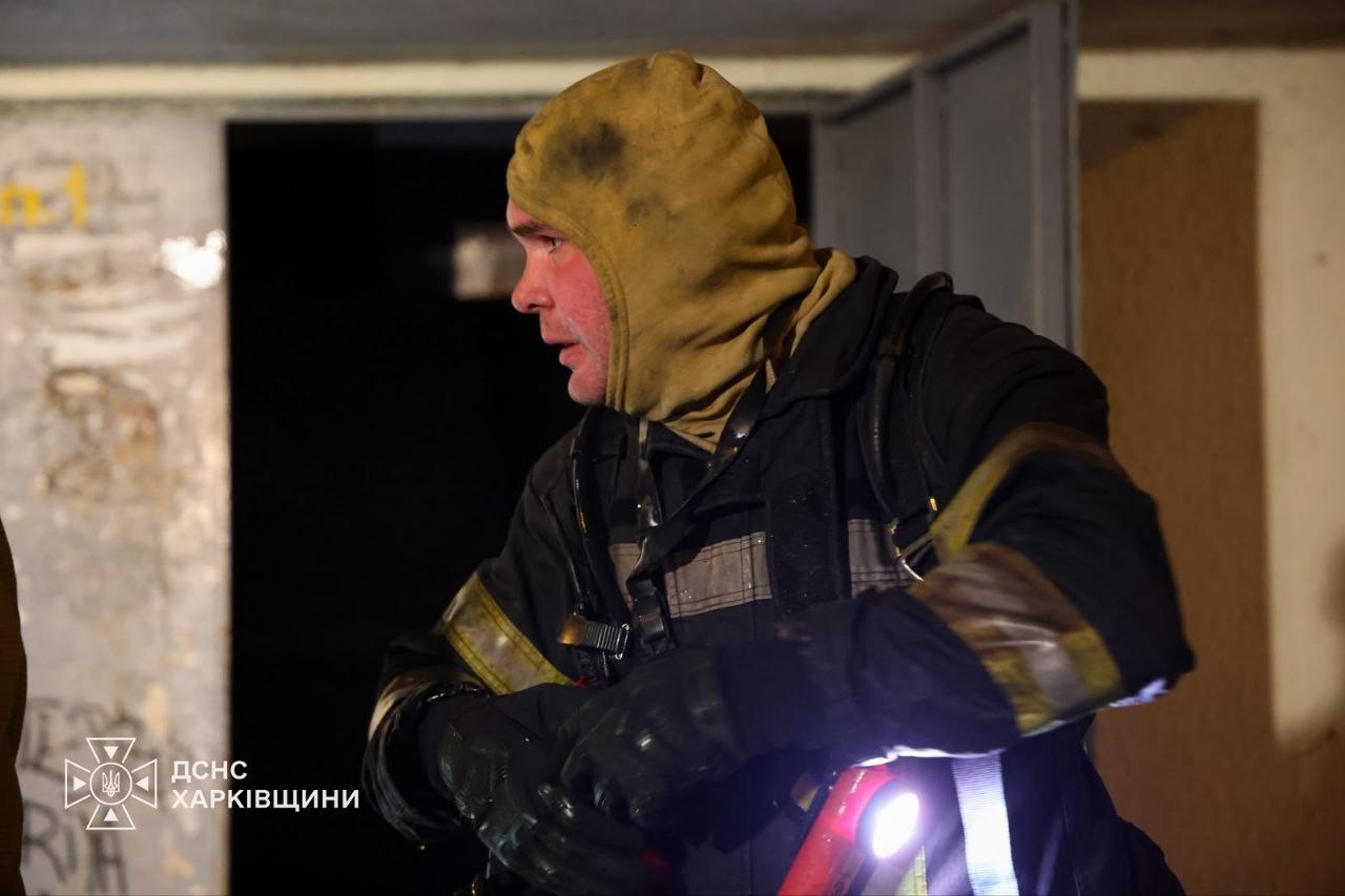 У Харкові під час пожежі в багатоповерхівці загинула людина фото 4