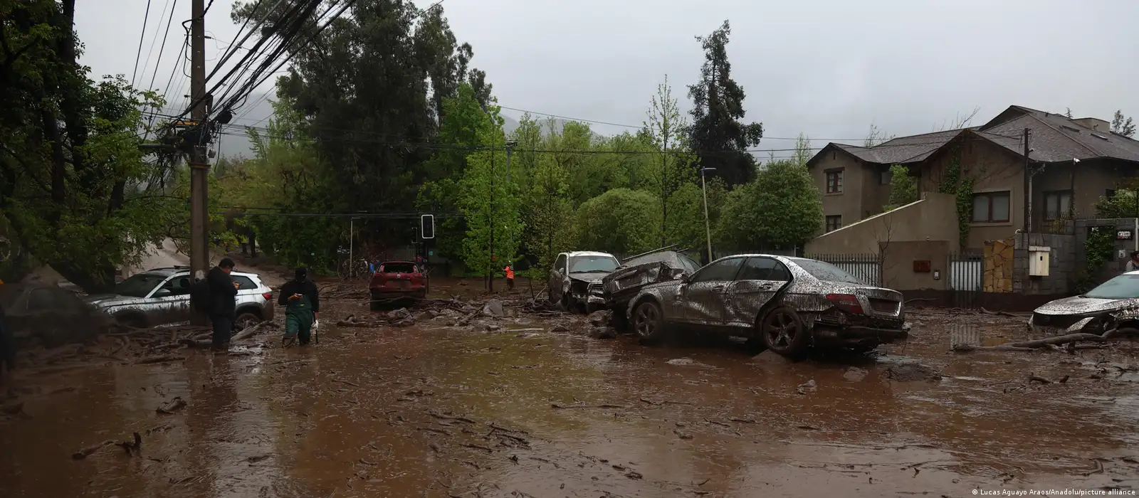 Селевий потік накрив Чилі: стихія зносила автомобілі та автобуси фото 2