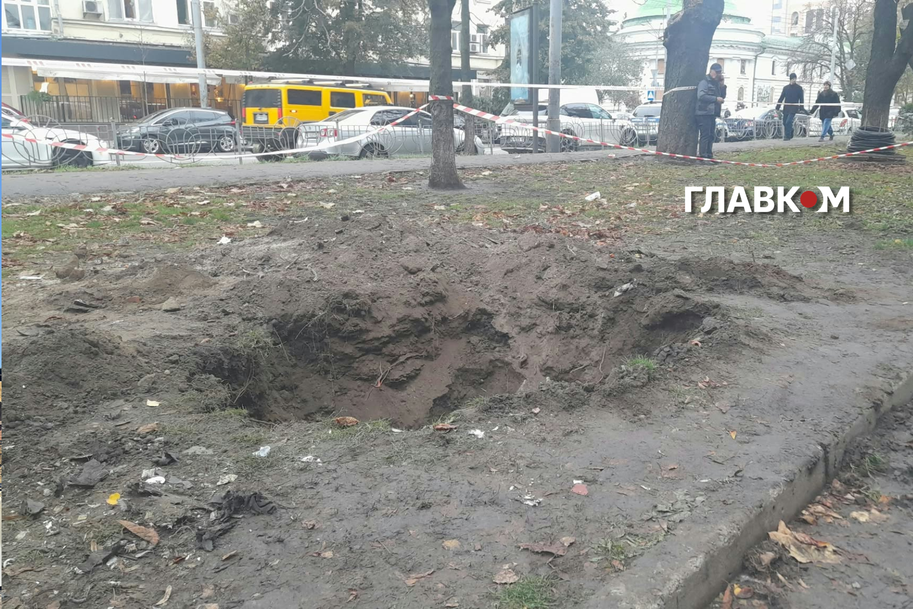 Після атаки утворилася велика вирва