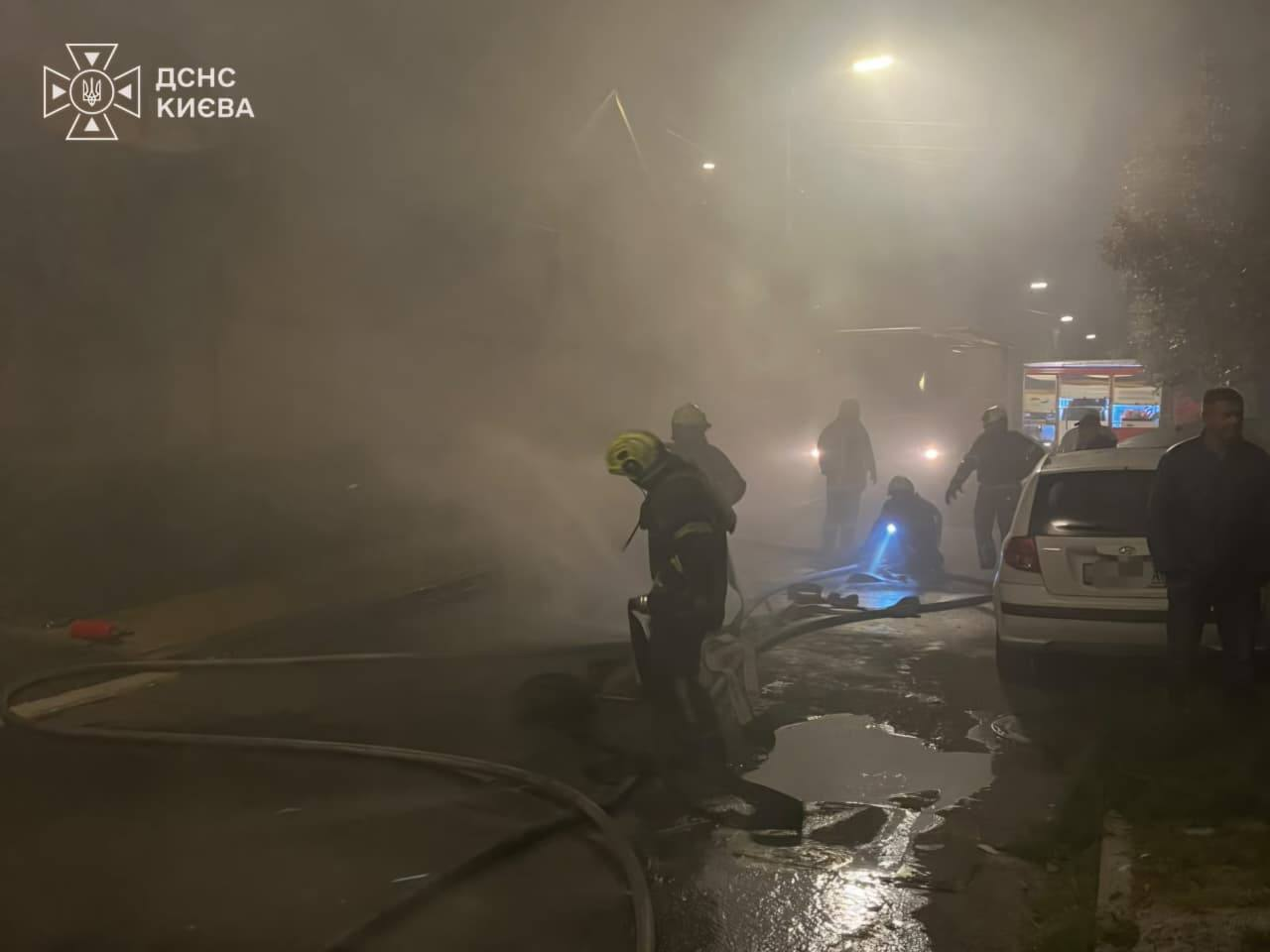 Окупанти обстріляли житловий сектор у столиці: фото наслідків фото 6