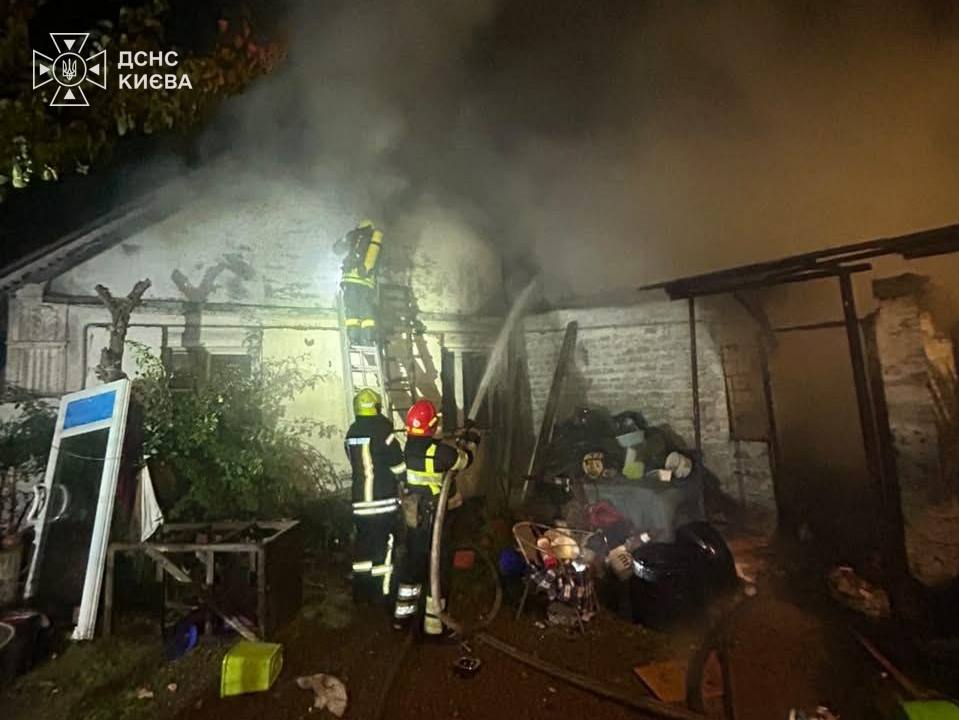 Окупанти обстріляли житловий сектор у столиці: фото наслідків фото 2