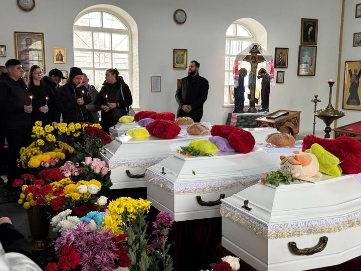 Дніпропетровщина попрощалася з п'ятьма дітьми з родини Воронових, яких вбила РФ фото 1