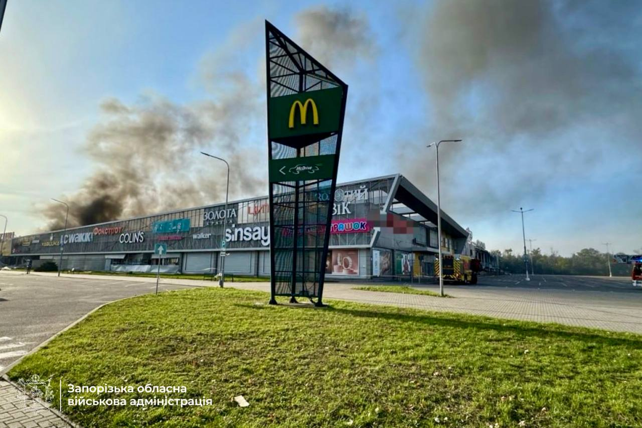 Окупанти вдарили по торговельному центру в Запоріжжі (фото) фото 2