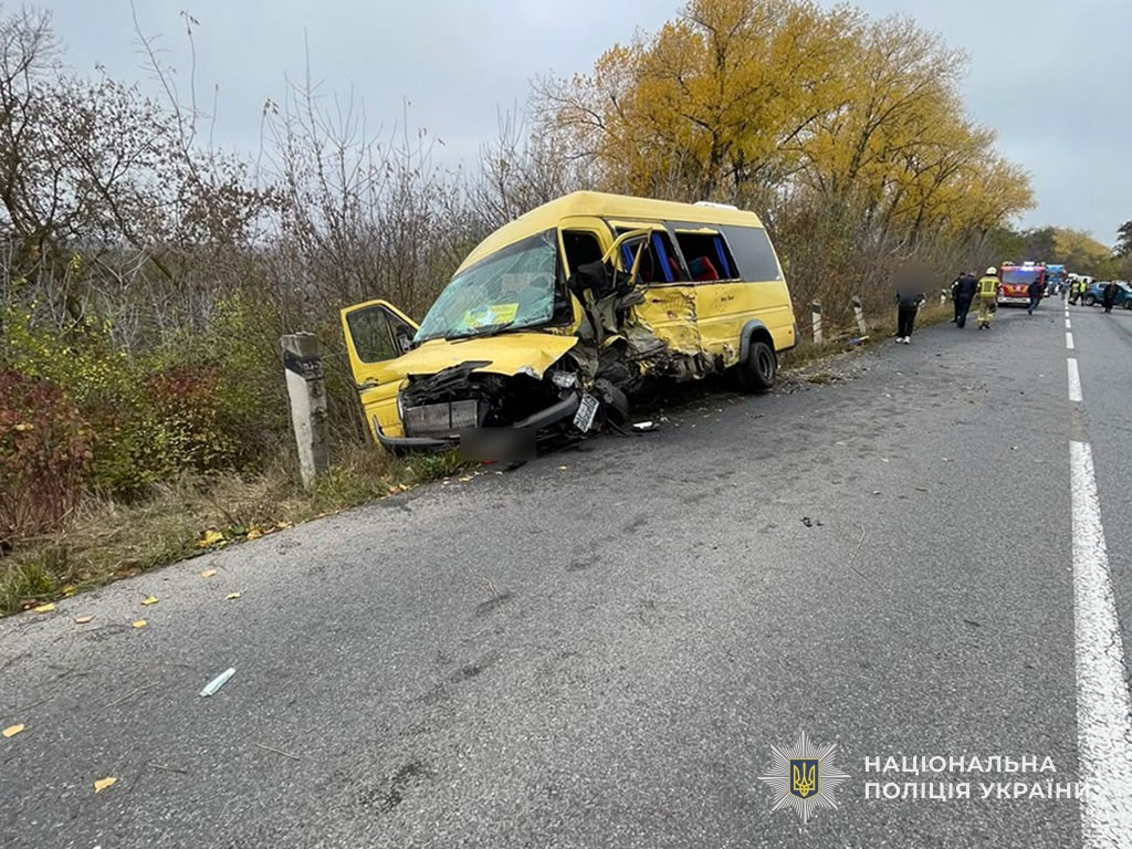 На Тернопільщині зіткнулися авто і рейсовий автобус: є загибла, постраждало дев'ять людей фото 1