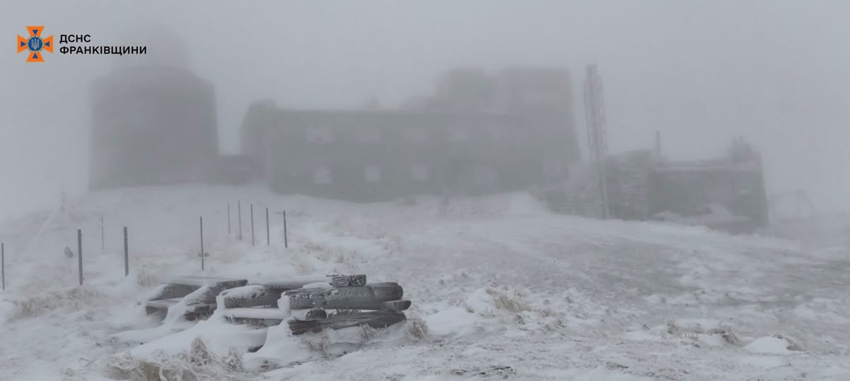 Сніг та мороз. Рятувальники попередили про погіршення погодних умов у горах фото 1
