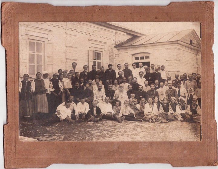 Духовенство УАПЦ на фоні будинку, 1924 рік