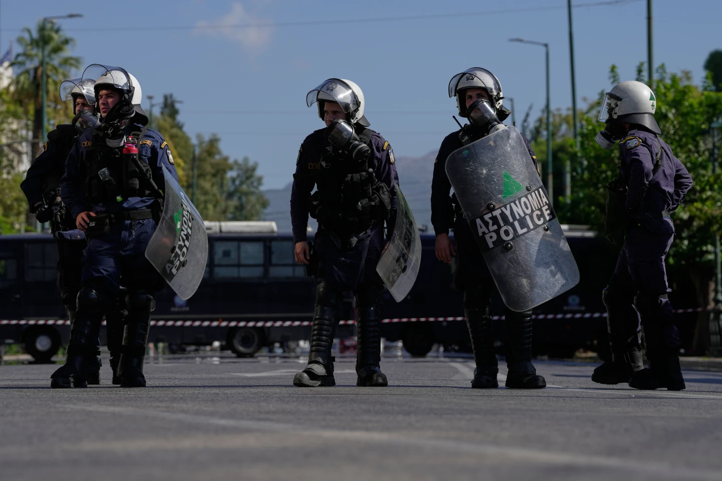 Протести в Греції набирають обертів: студенти розбили намети біля парламенту фото 5
