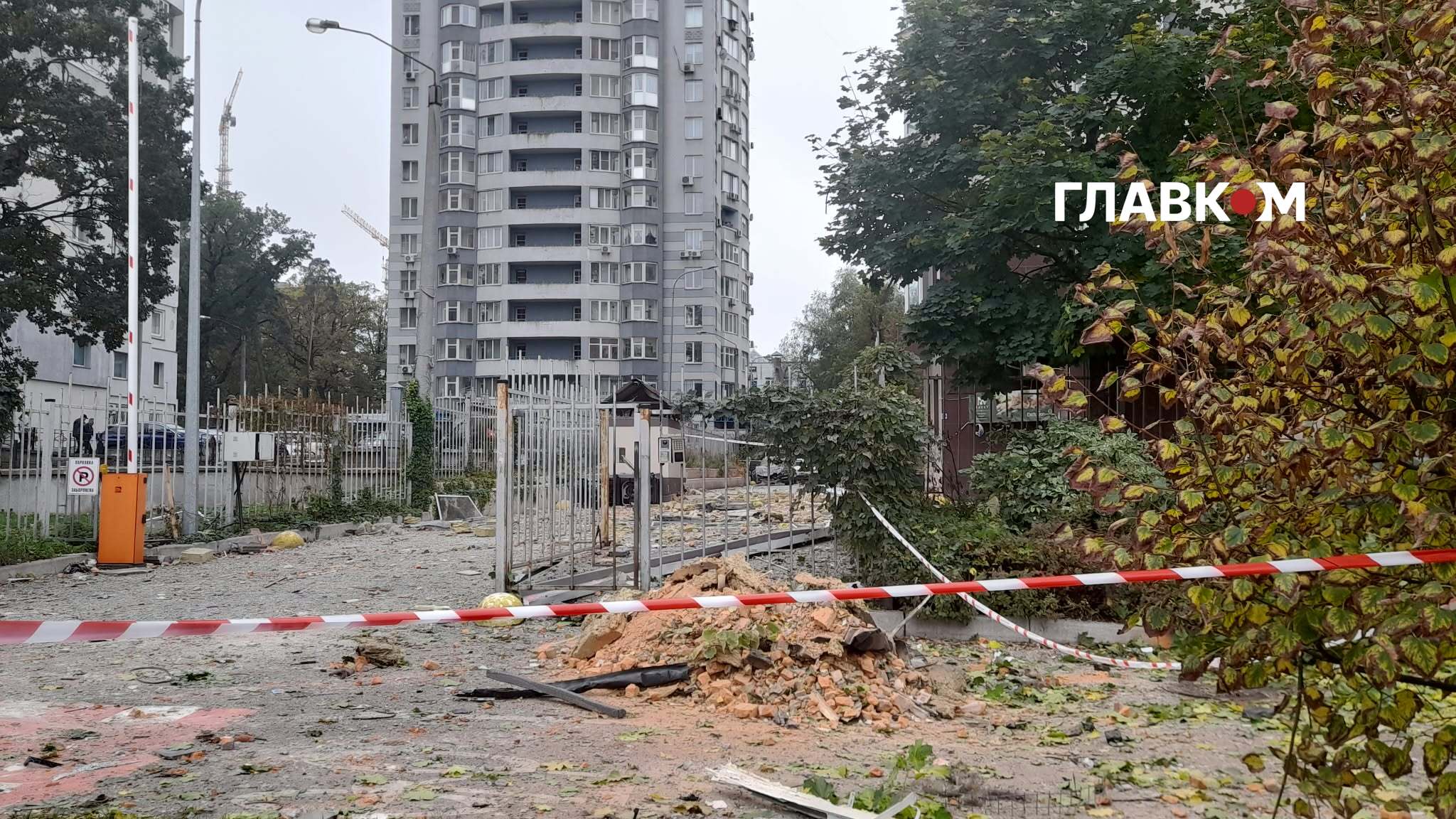 Територію довкола пошкодженого будинку огороджено сигнальною стрічкою