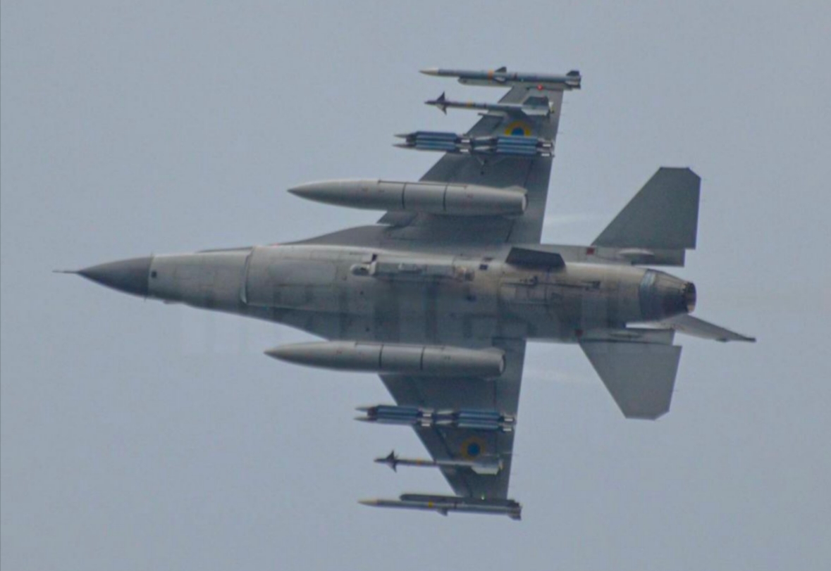 Український F-16 з авіабомбами GBU-39  