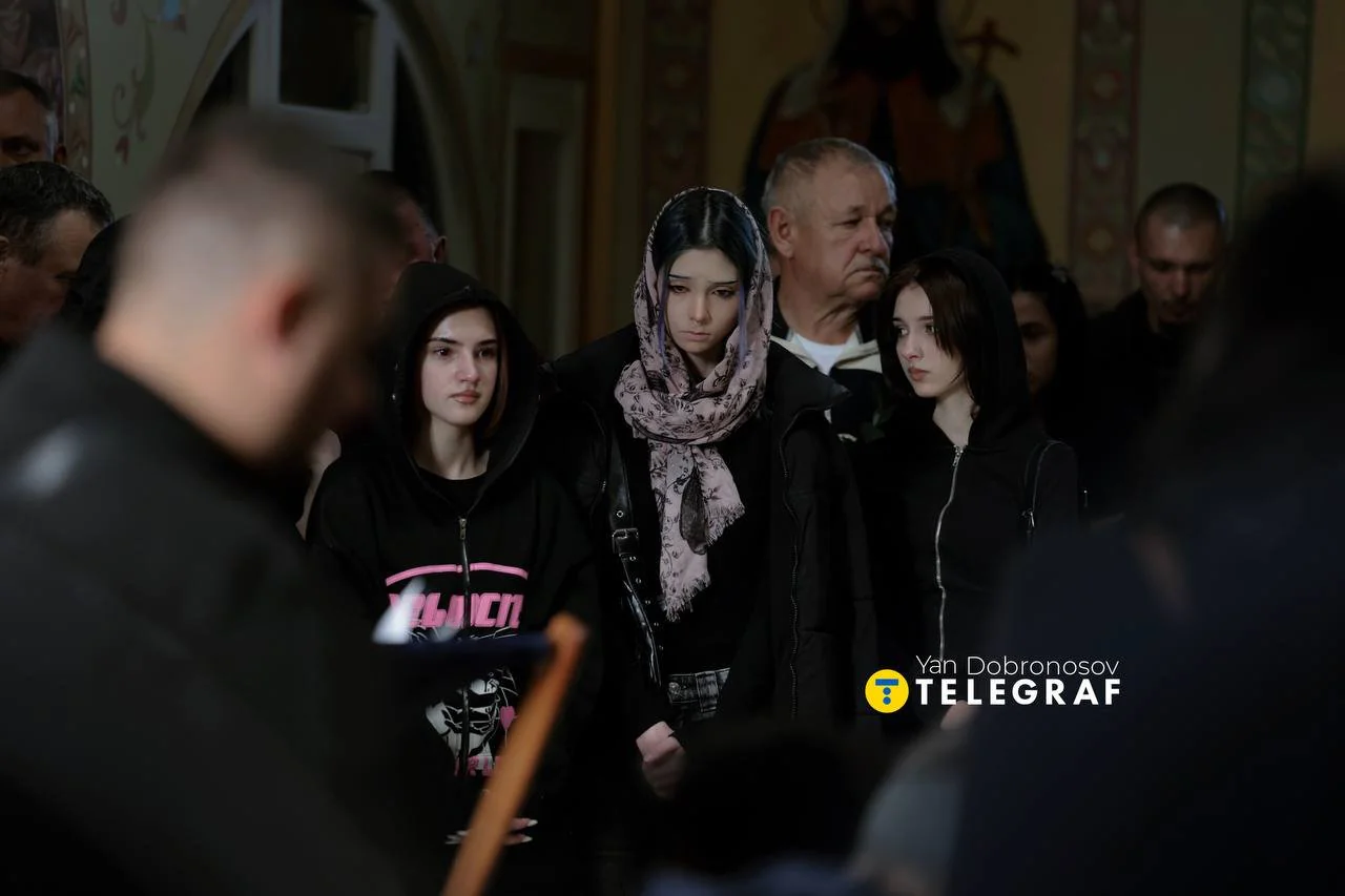 Похорон під гуркіт байків: Вишгород попрощався з 14-річним Іллею Гончаровим фото 1