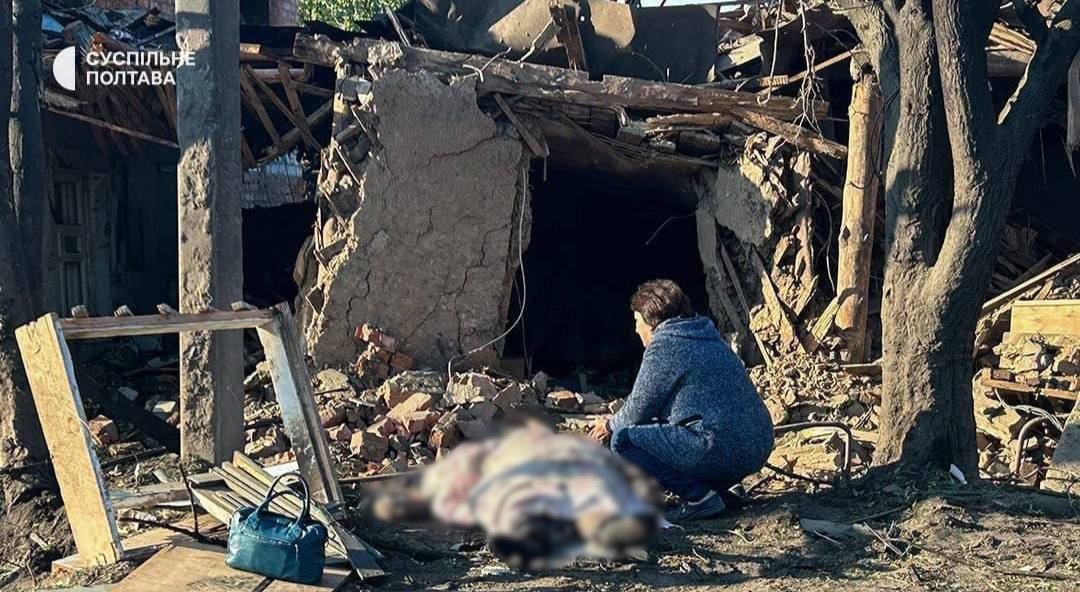 Мати поруч із тілом загиблого сина