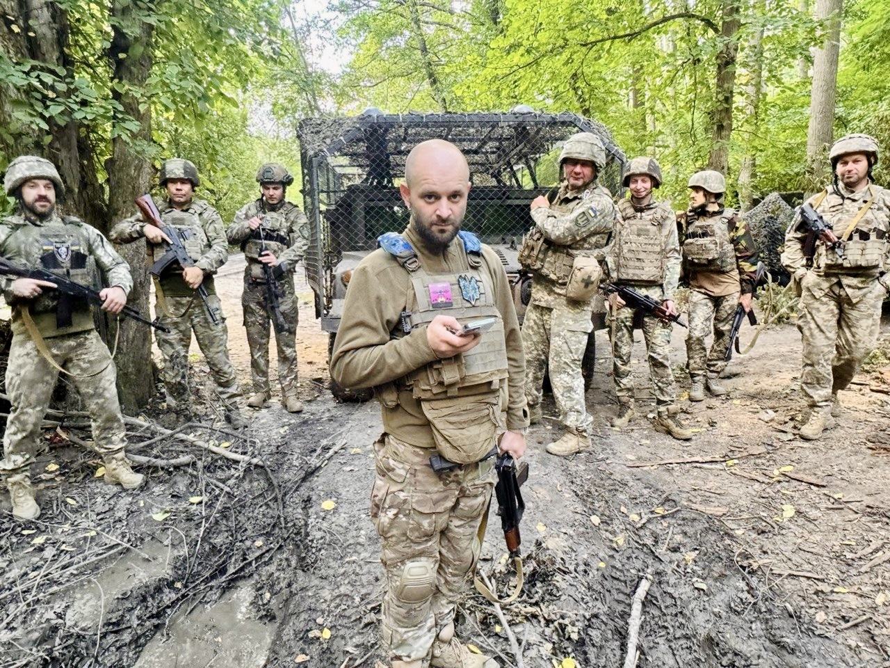 «За 20 метрів стрибали корейці…». Зірка «Ліги сміху» Андрій Коляда – про вихід з оточення та зарплати в ЗСУ фото 1