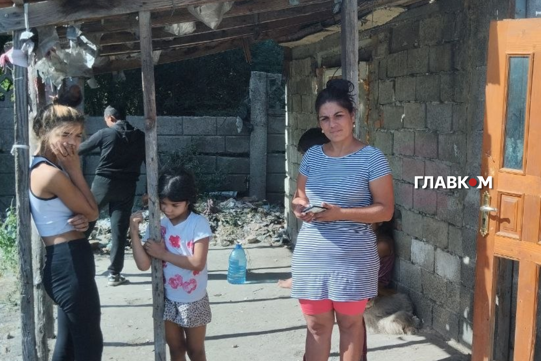 Сім’я ромських біженців із Дніпропетровської області облаштовуються на новому місці