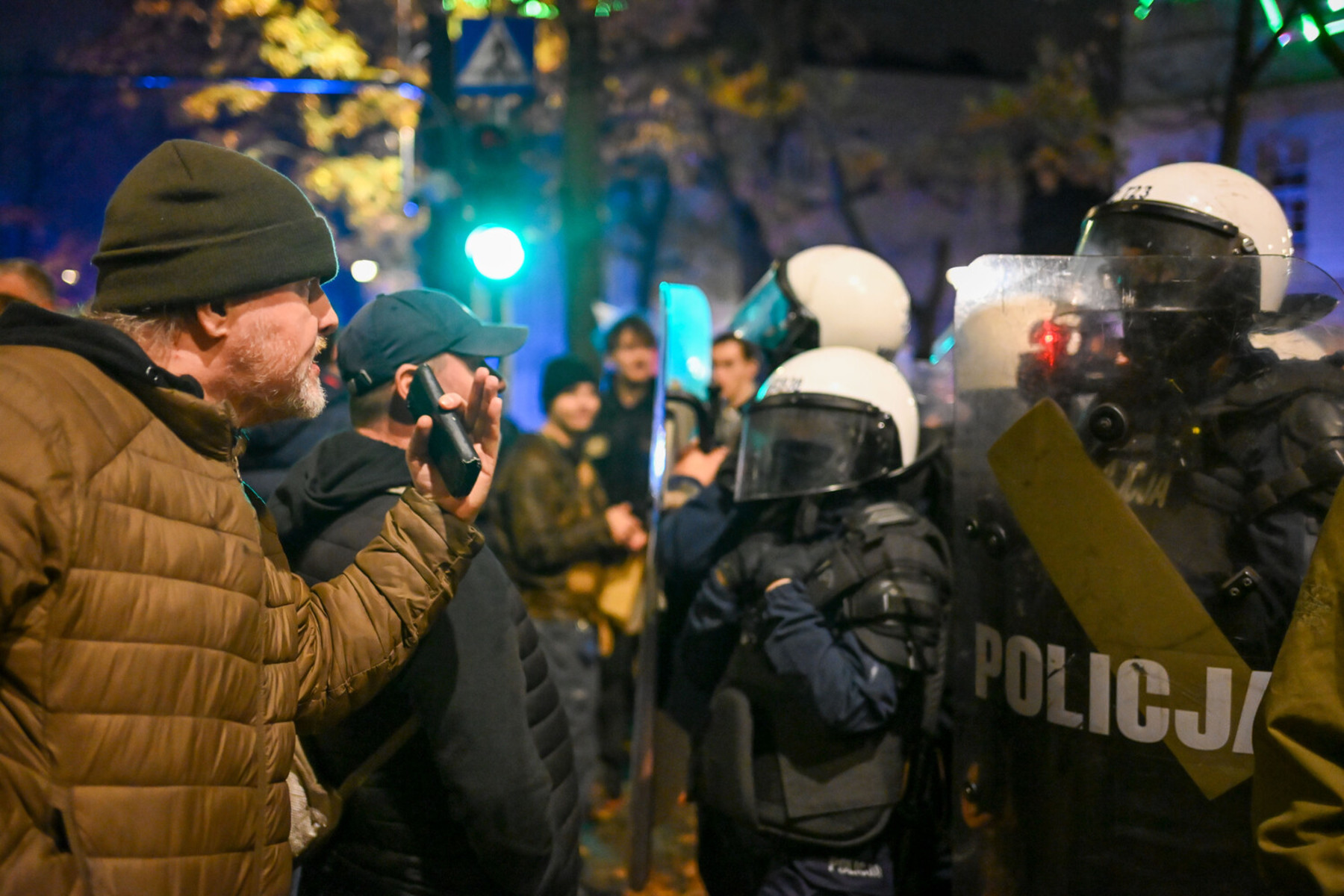 Люди під час протесту намагаються спілкуватися з поліцією, біля будівлі польського Конституційного трибуналу у Варшаві