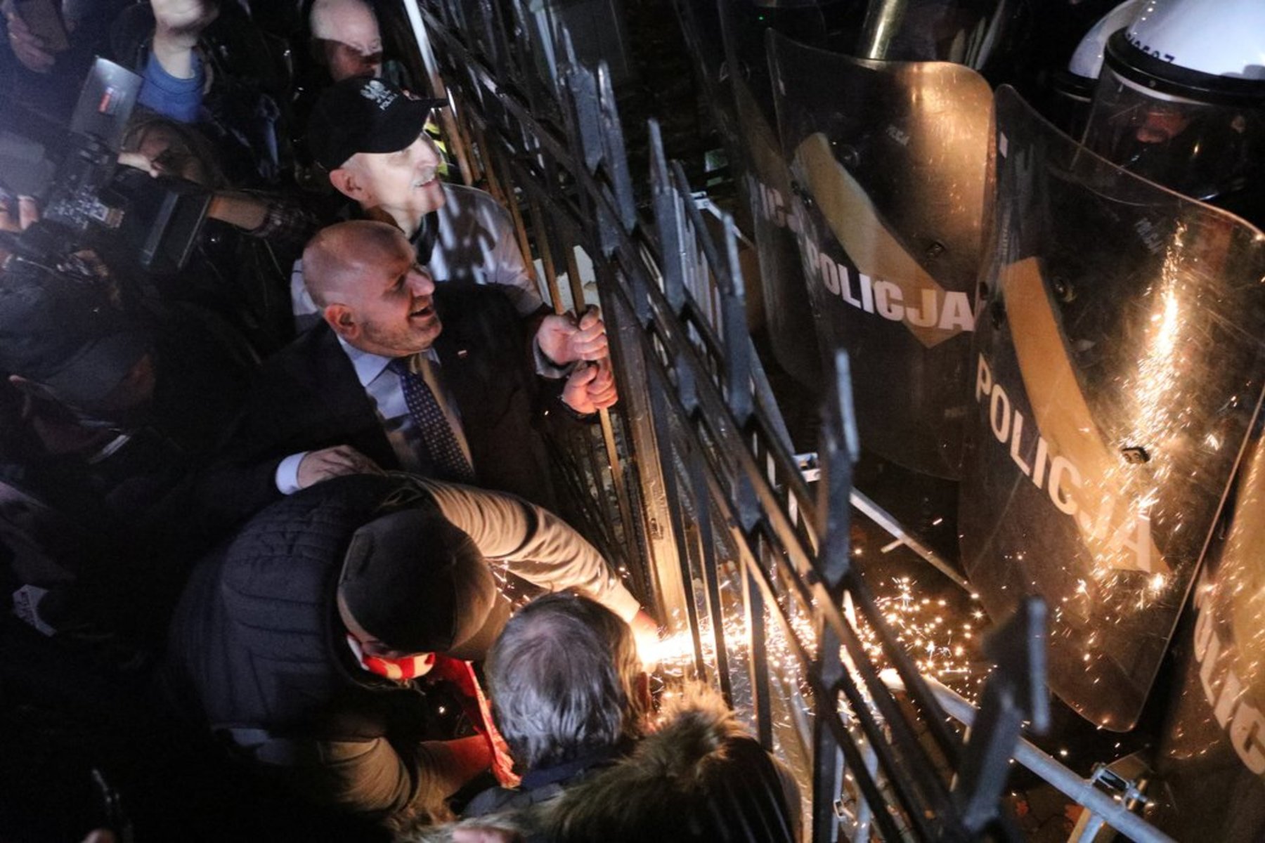 Поліція стоїть на варті під час протесту біля будівлі польського Конституційного трибуналу