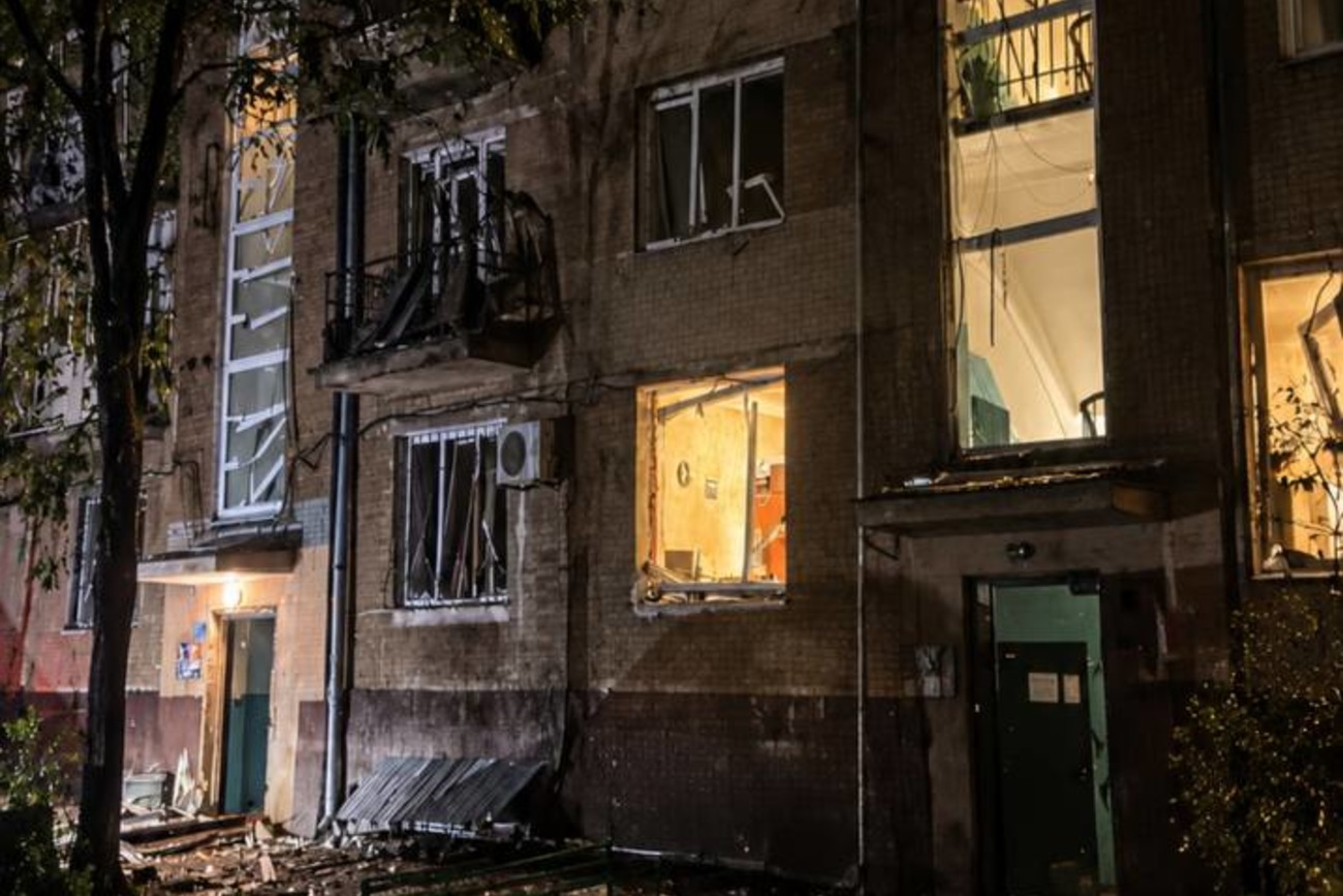 Пошкоджений будинок внаслідок російської атаки