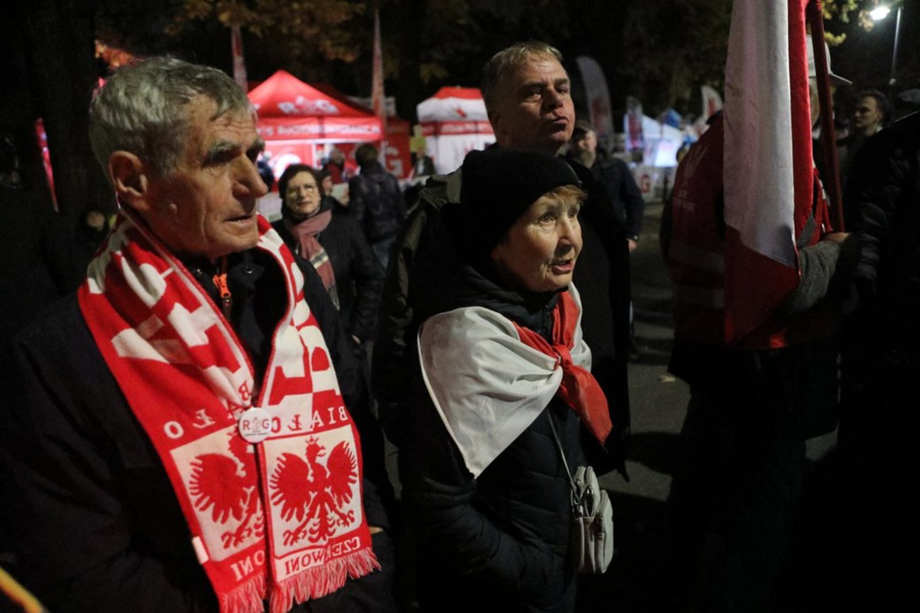 Люди під час протесту біля будівлі польського Конституційного трибуналу