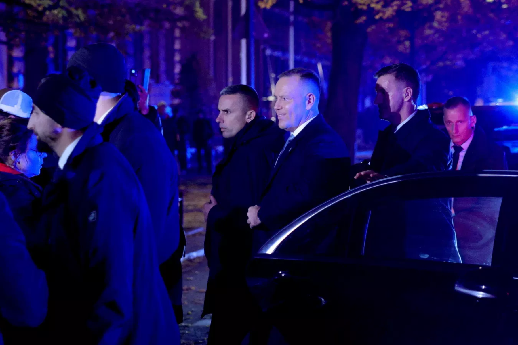 Президент Польщі Кароль Навроцький (у центрі) біля будівлі Конституційного суду у Варшаві