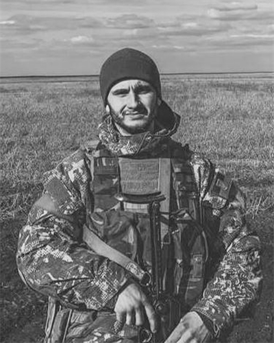  З перших днів вторгнення Максим Гриб разом із побратимами виконував складні бойові завдання на різних гарячих напрямках фронту