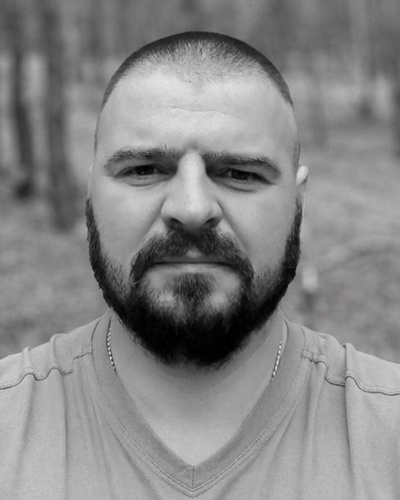 Олександр Войналович  служив на посаді стрільця-санітара в 32-й окремій механізованій Сталевій бригаді