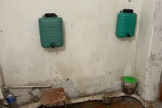 Ємність з водою для миття рук у вбиральні сховища Лінгвістичного ліцею