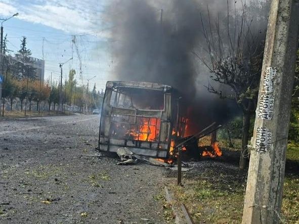 Окупанти атакували пасажирський автобус у Краматорську: 12 загиблих фото 3