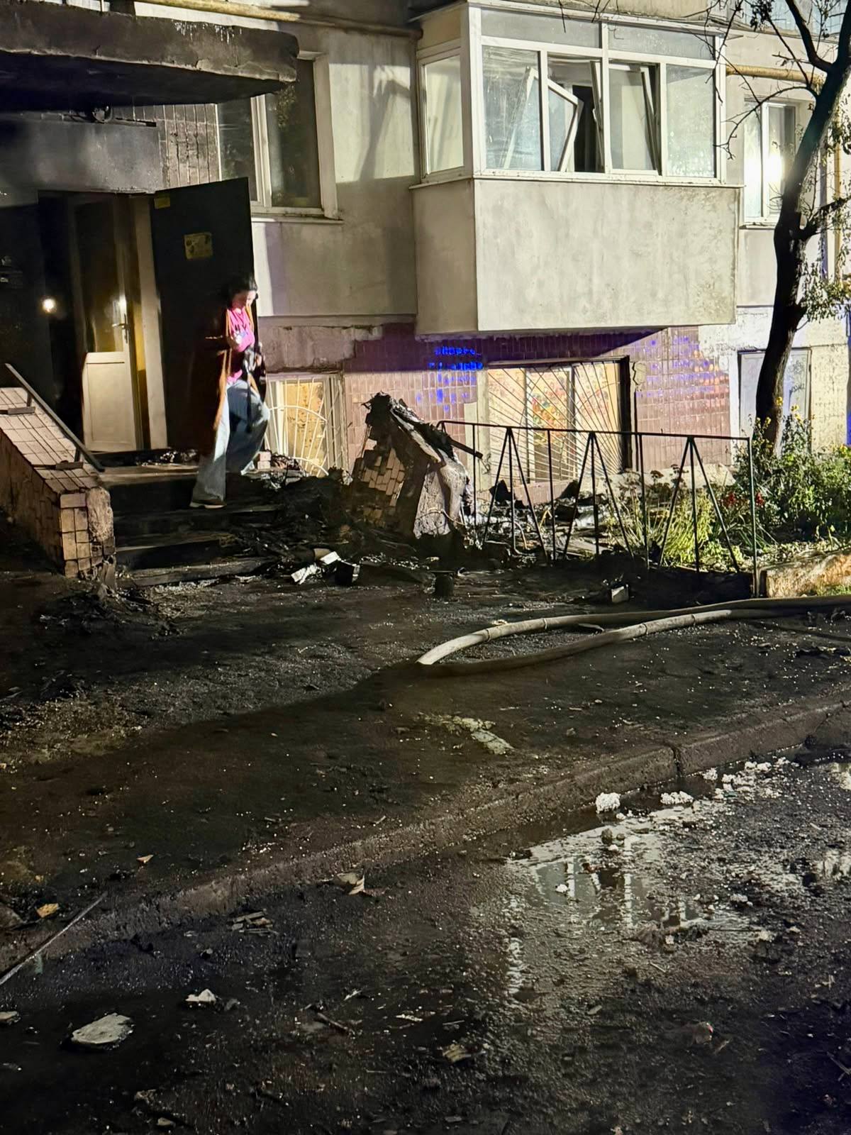 Пошкодження біля під'їзду
