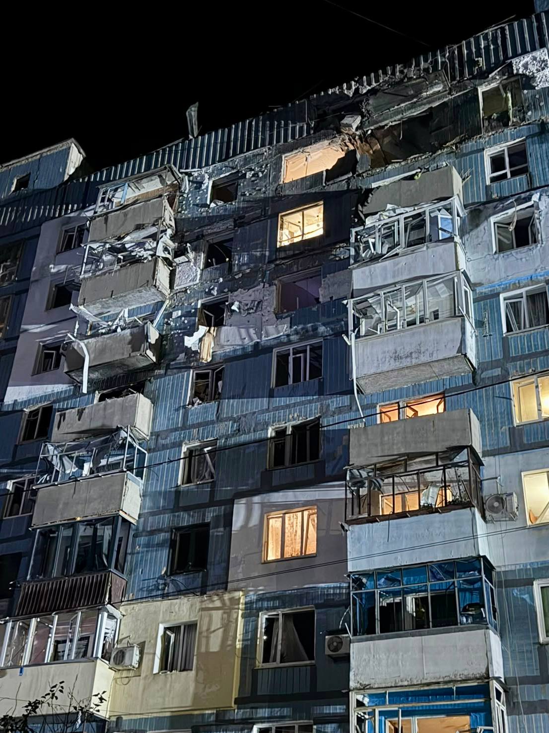 У будинку вибито вікна