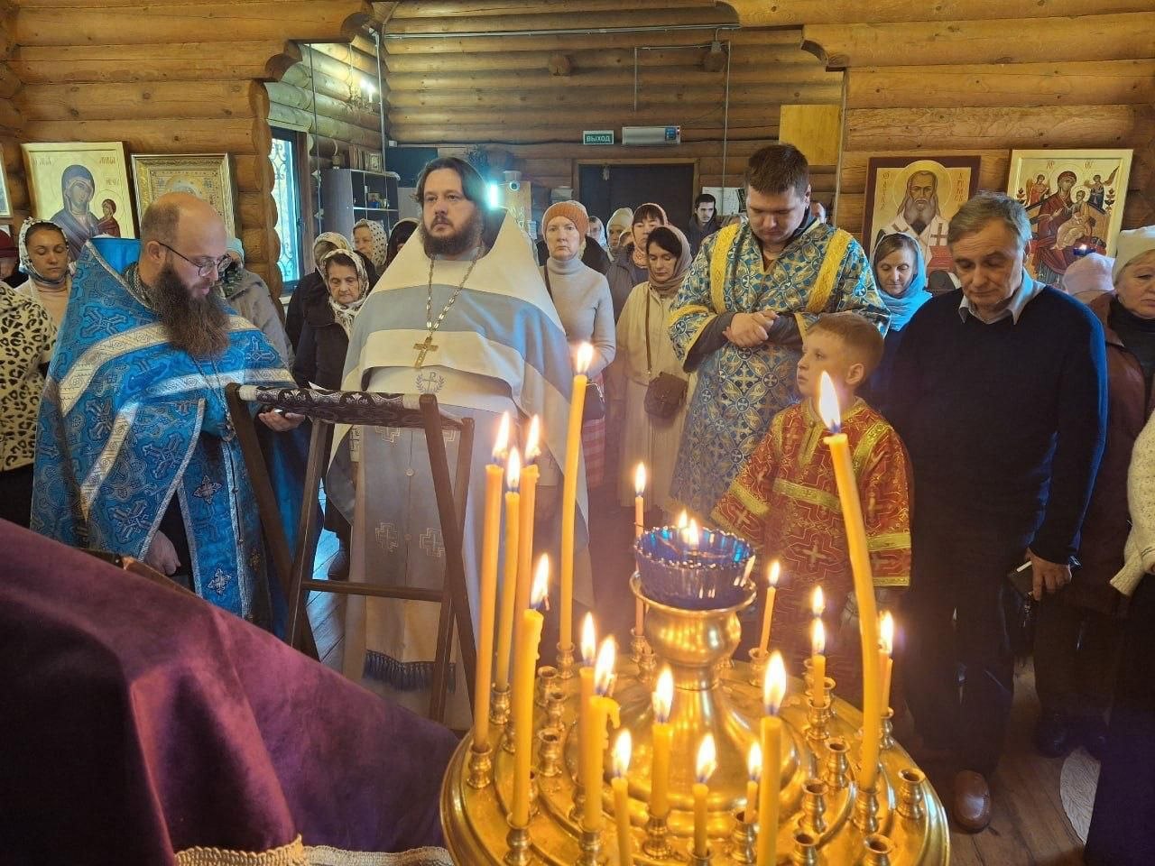 Після служби священнослужителі об’їхали частину міста з іконою та окропили вулиці святою водою