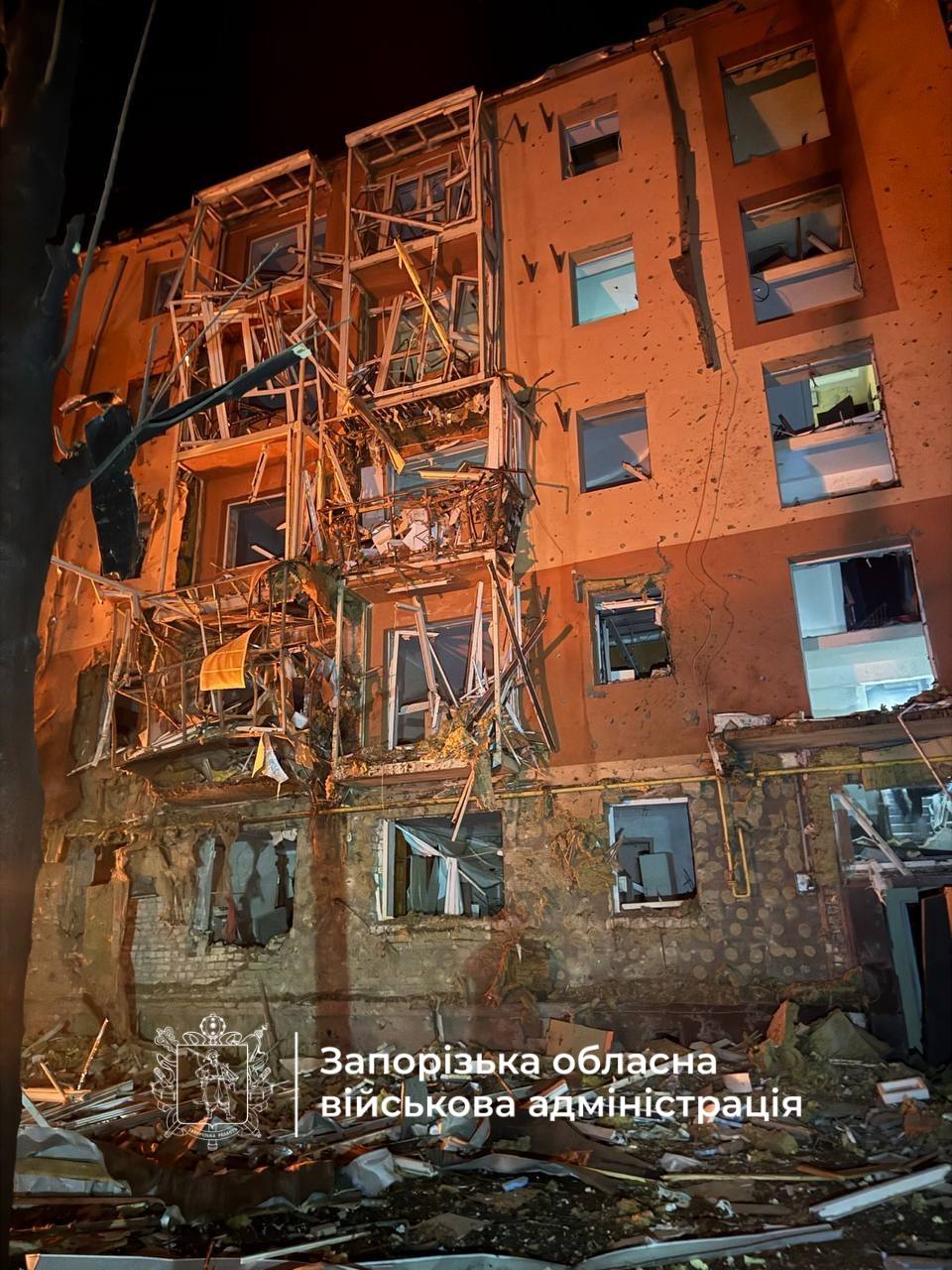 Росія вдарила по житловому будинку у Запоріжжі фото 1