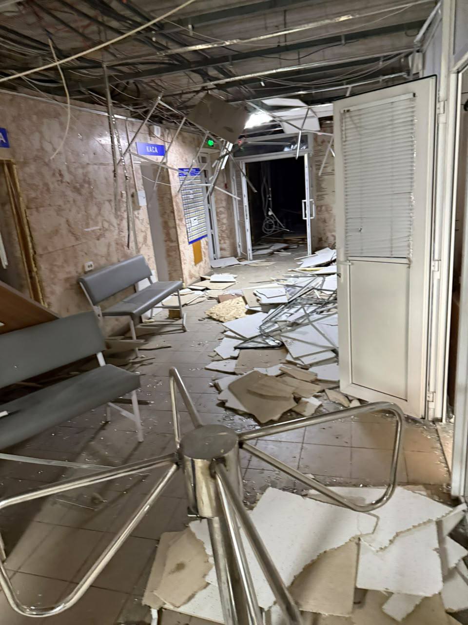 Окупанти пошкодили медзаклад у Києві: вибухова хвиля понівечила обладнання фото 1