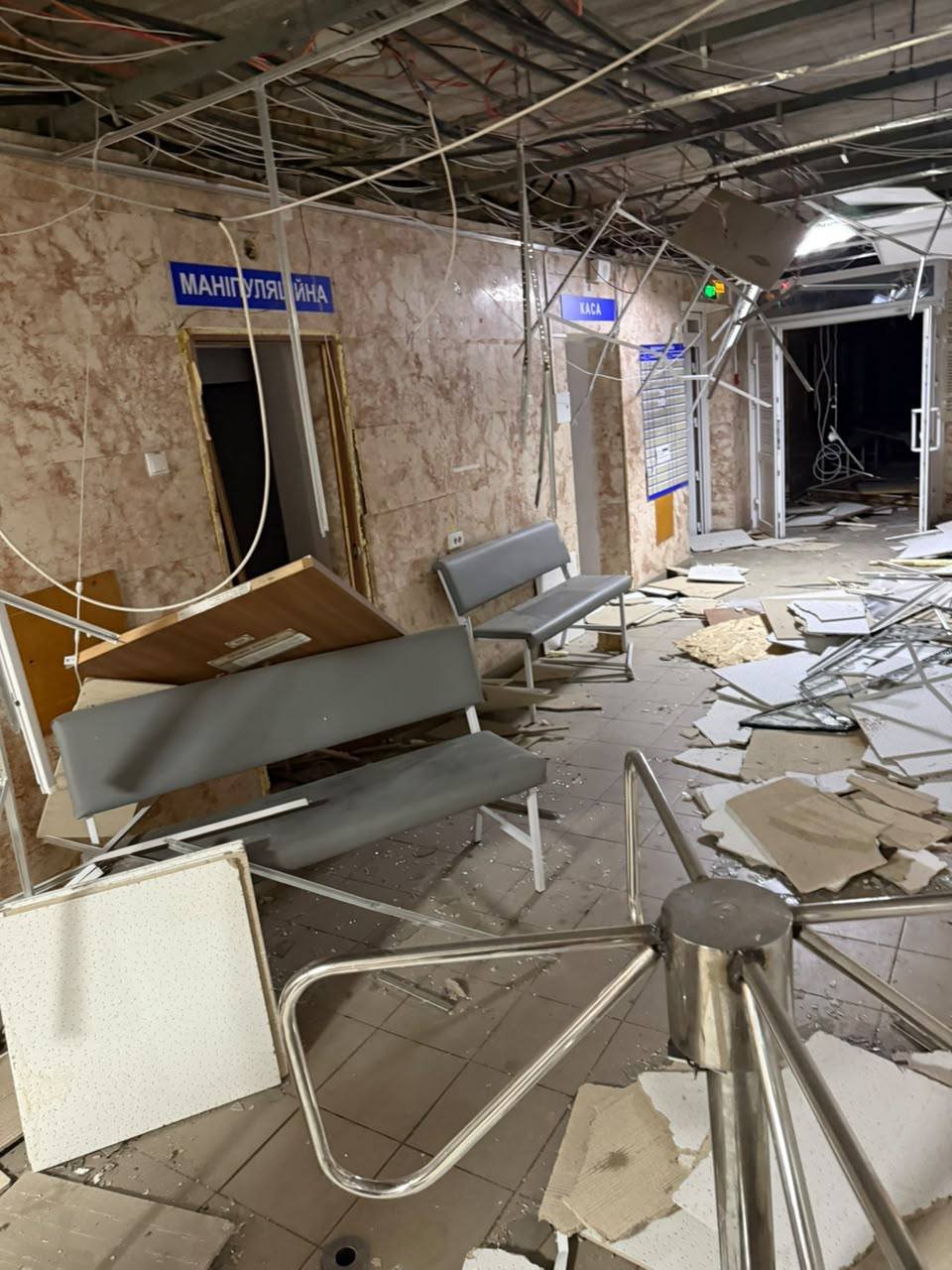 Окупанти пошкодили медзаклад у Києві: вибухова хвиля понівечила обладнання фото 3