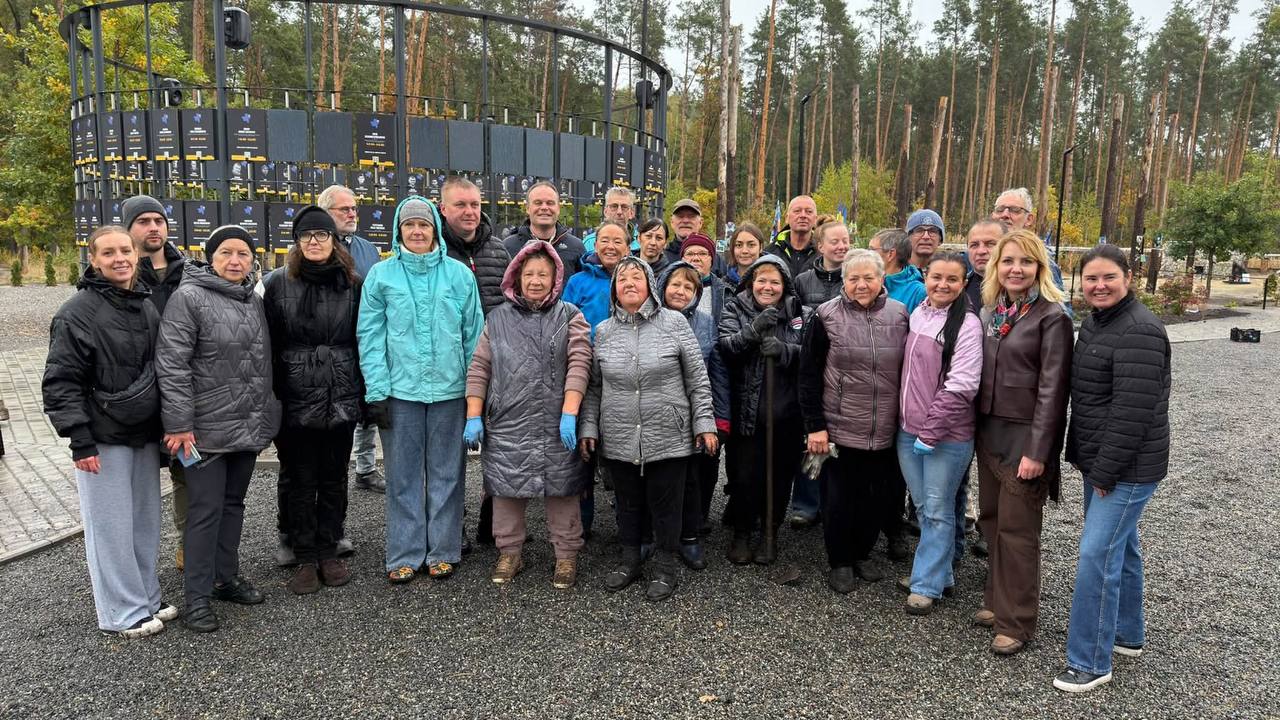 Родини загиблих воїнів, місцеві жителі та представники Нідерландів долучилися до висадження цибулин