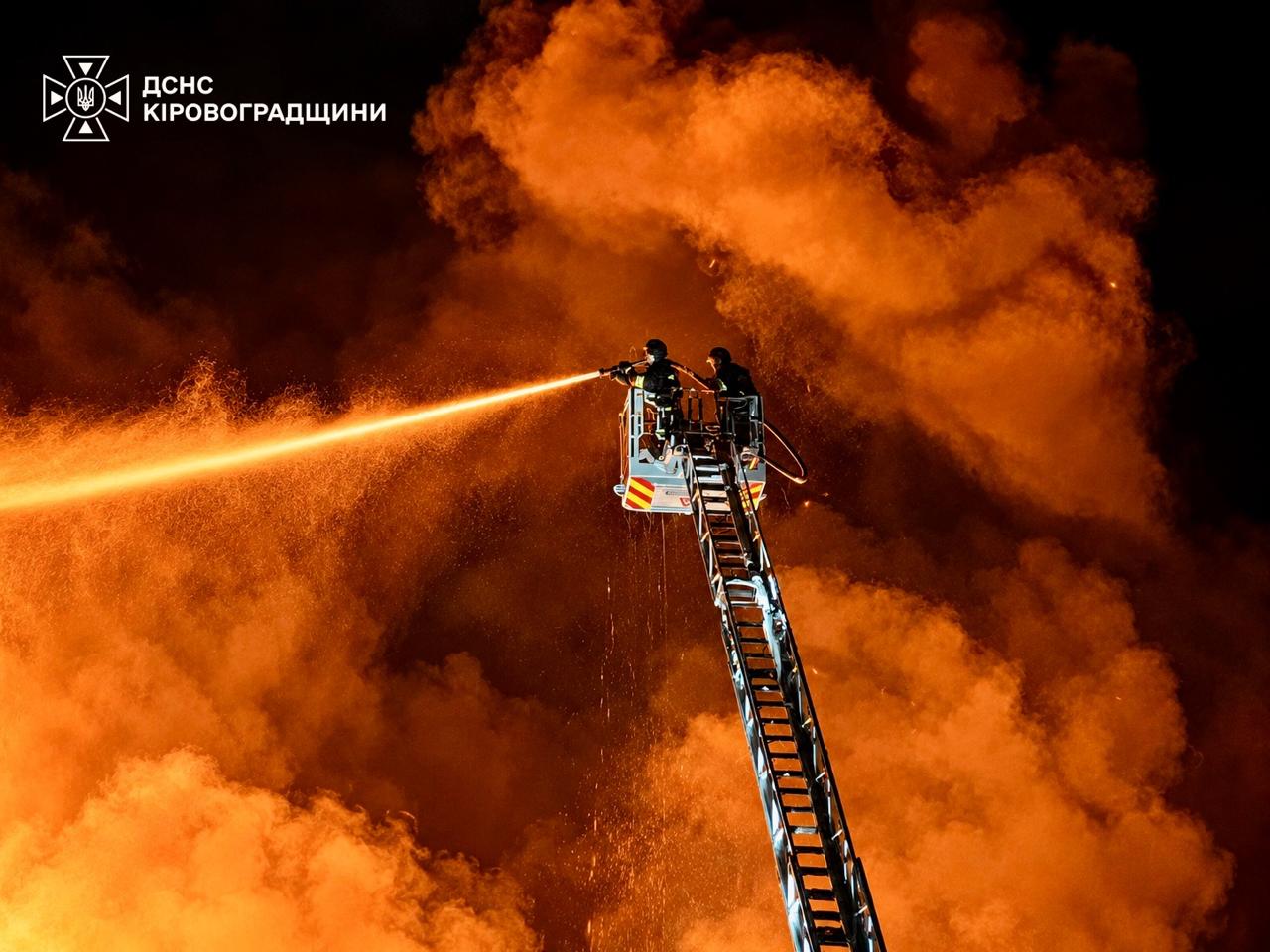 Атака РФ на Кіровоградщину: вогонь охопив складські приміщення фото 3