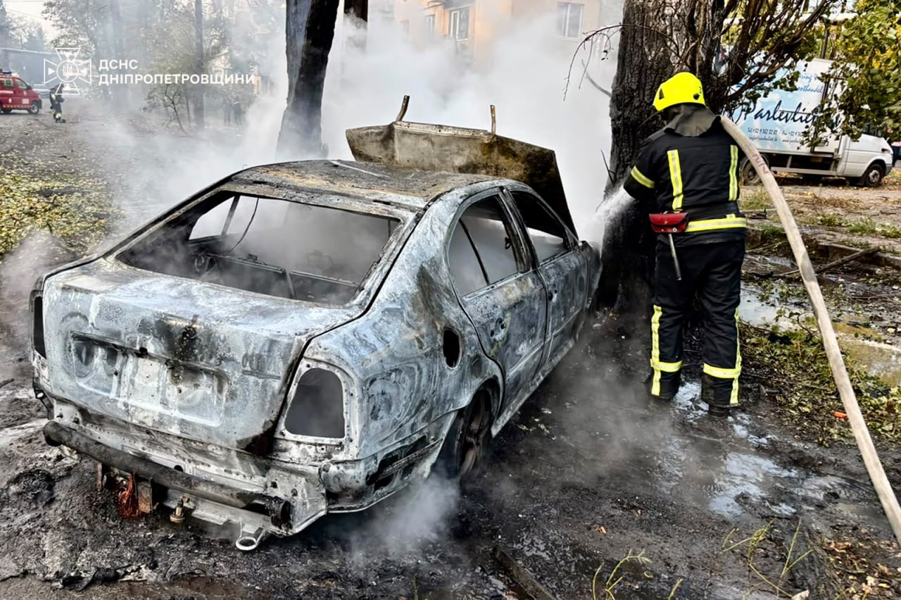 Рятувальник ліквідовує наслідки пожежі автомобіля після російського удару по Павлограду