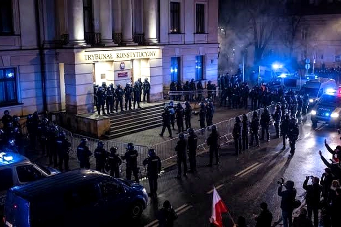 Конституційна криза в Польщі, удари ворога по Україні: головне за ніч 31 жовтня фото 1